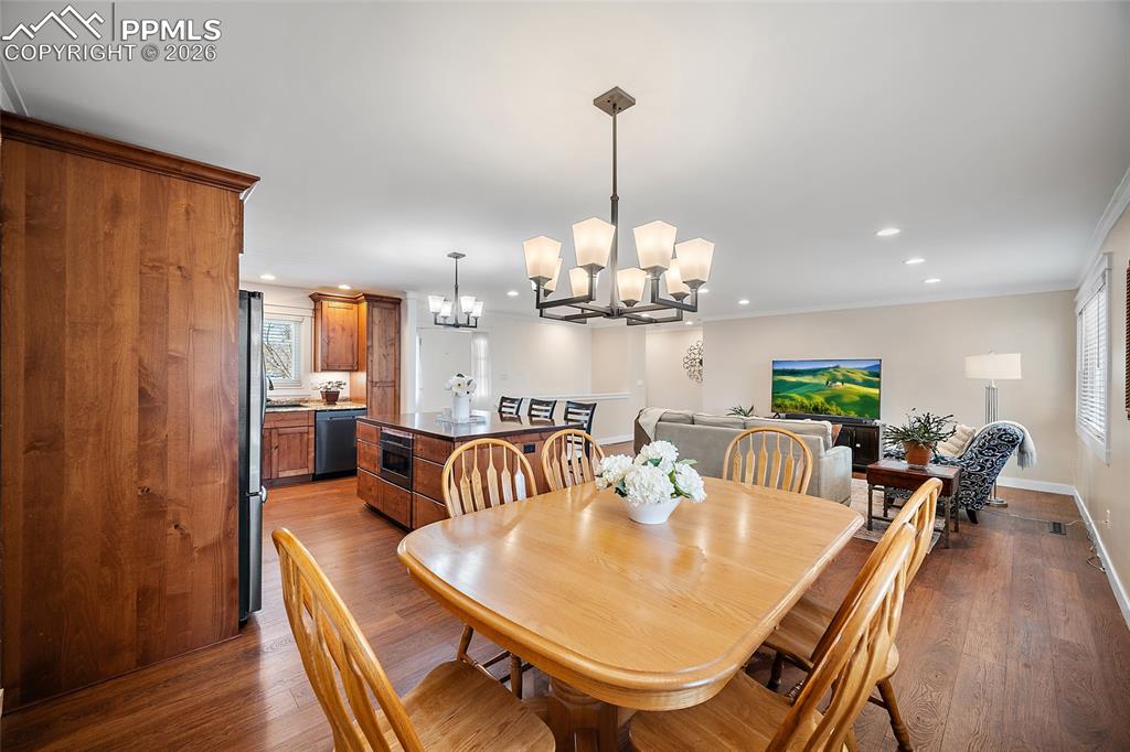 Image 17 of 47: Dining Area