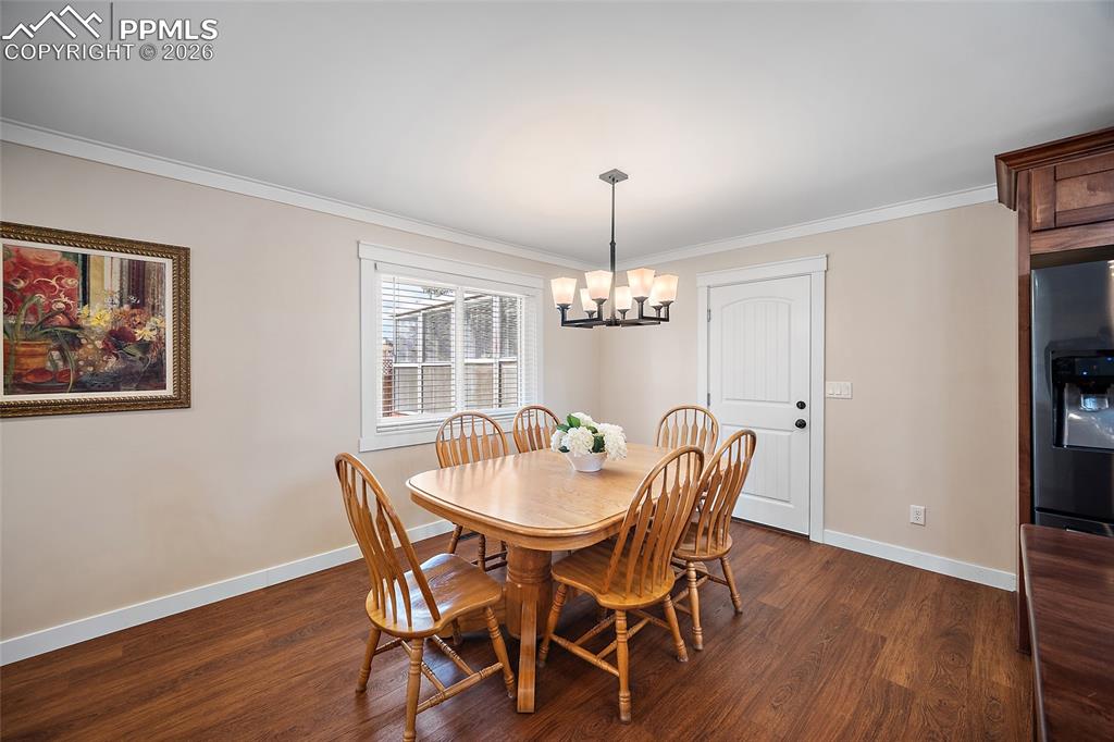 Image 18 of 47: Dining Area