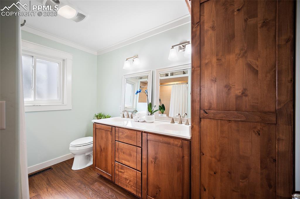 Image 21 of 47: Bathroom