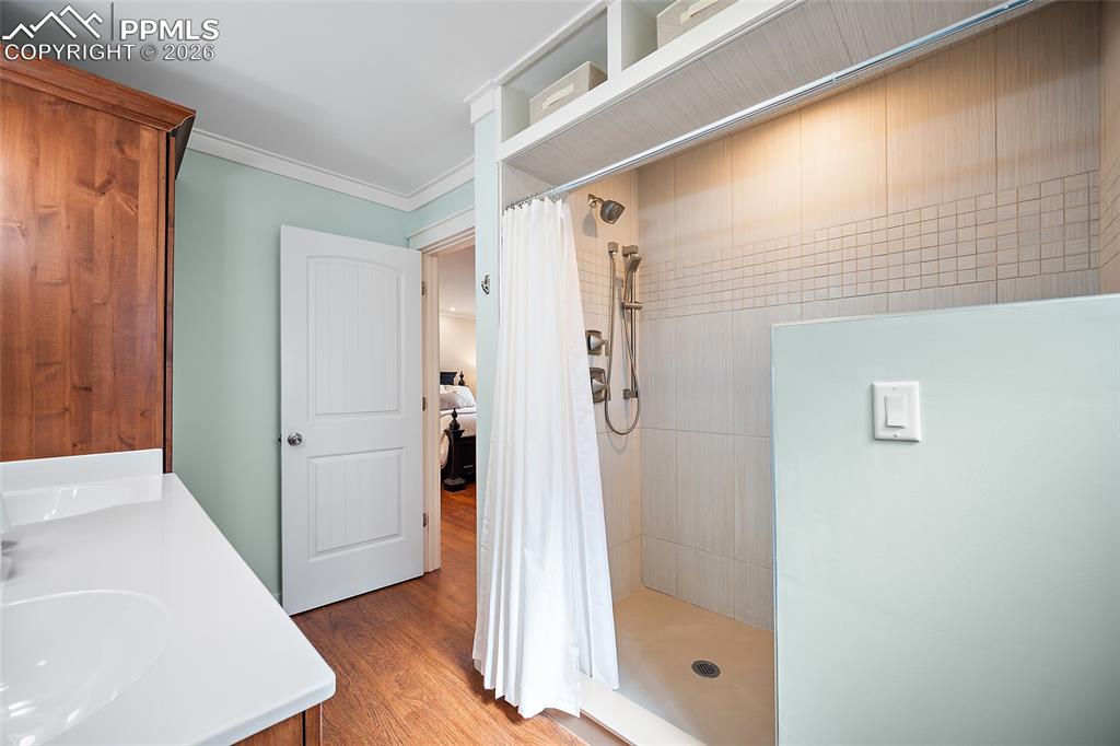 Image 22 of 47: Bathroom