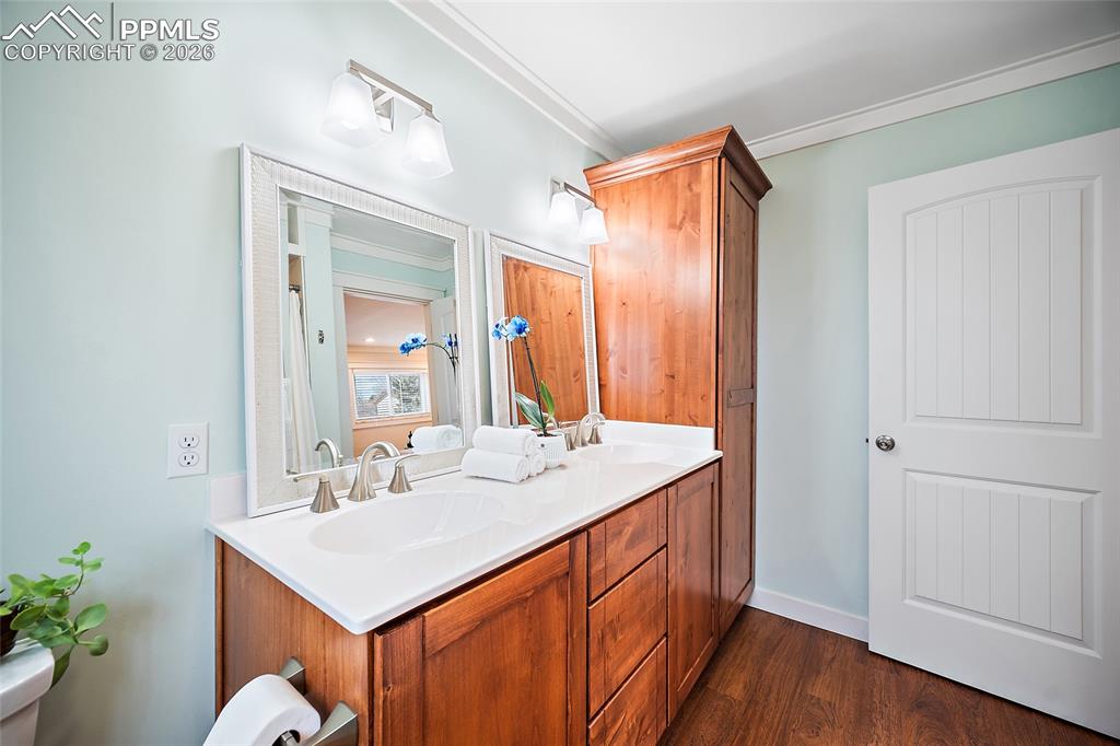 Image 23 of 47: Bathroom