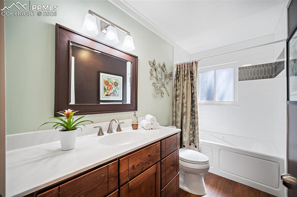 Image 25 of 47: Bathroom