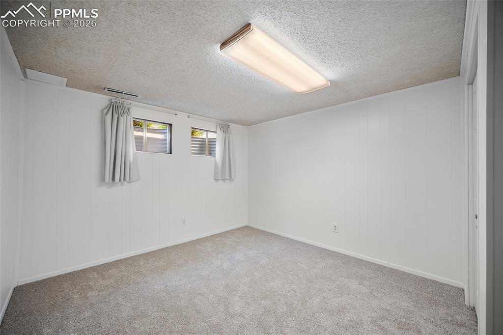 Image 31 of 47: Bedroom