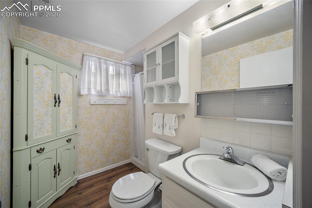 Image 32 of 47: Bathroom