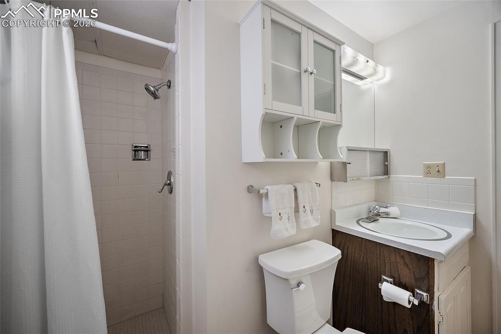 Image 33 of 47: Bathroom