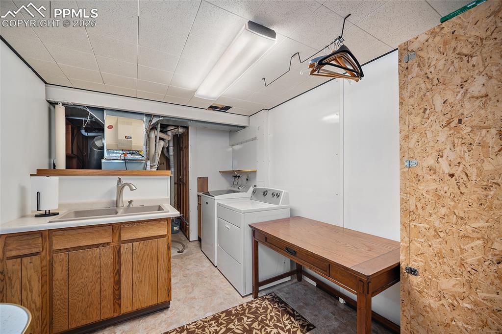 Image 34 of 47: Laundry