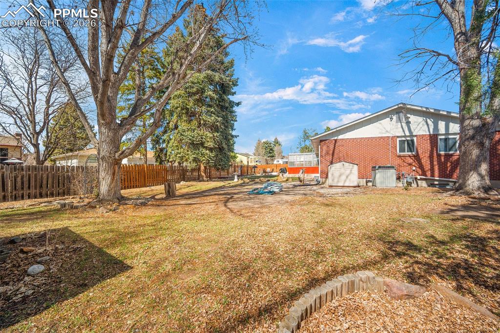 Image 45 of 47: Yard