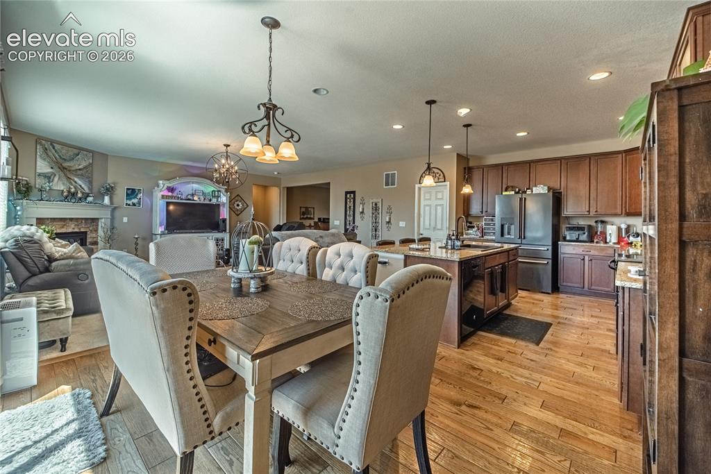 Image 15 of 49: Dining Area