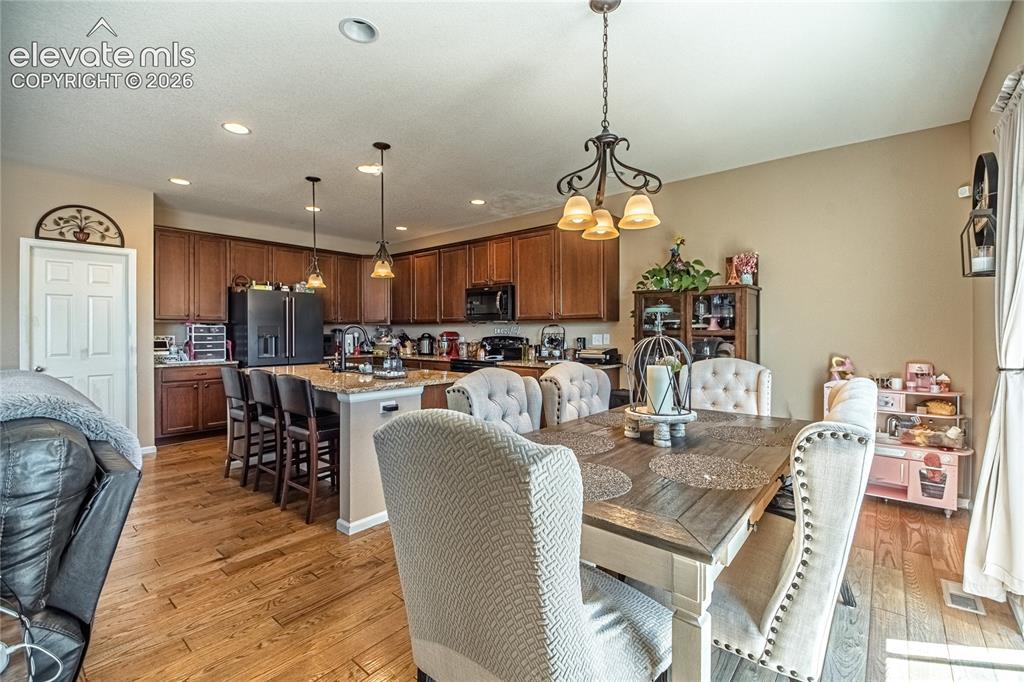 Image 16 of 49: Dining Area