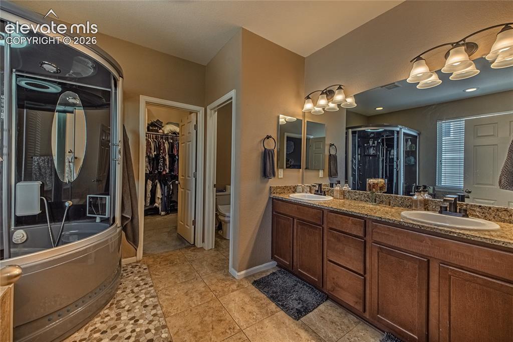 Image 18 of 49: Bathroom
