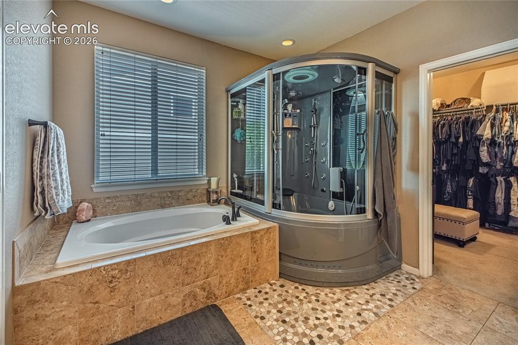 Image 19 of 49: Bathroom