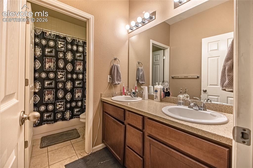Image 20 of 49: Bathroom