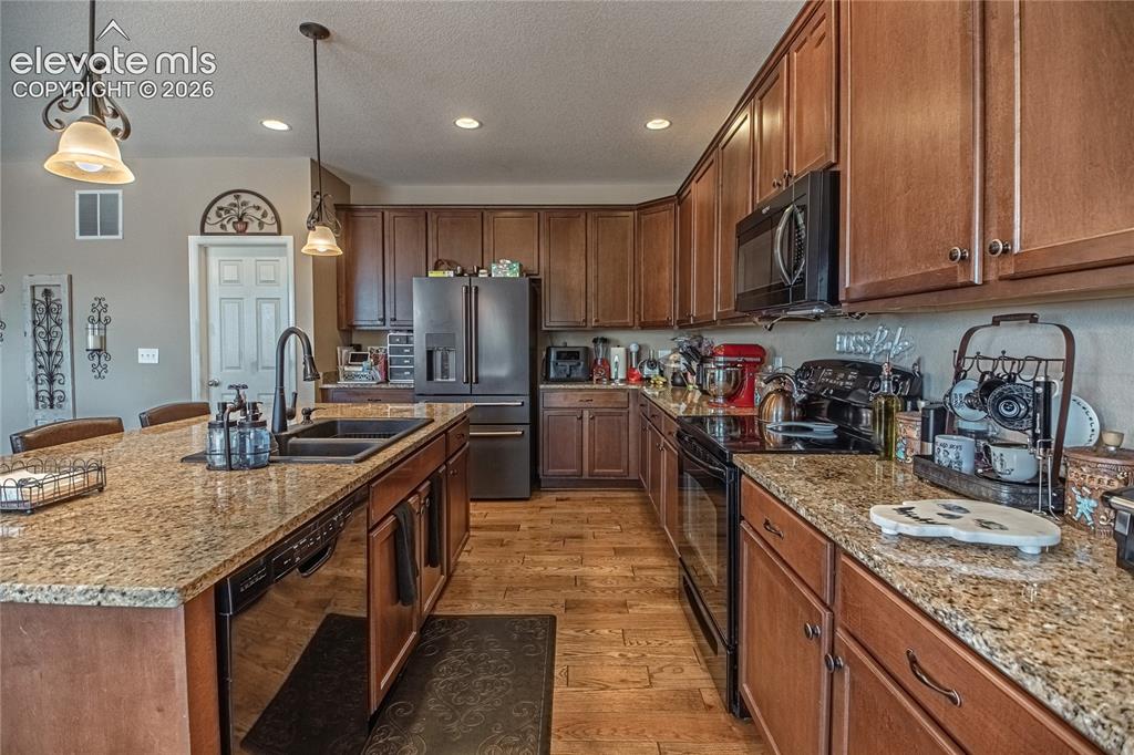 Image 6 of 49: Kitchen