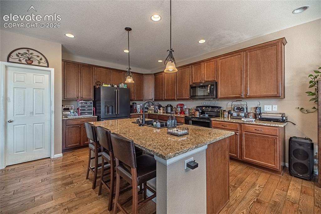 Image 7 of 49: Kitchen