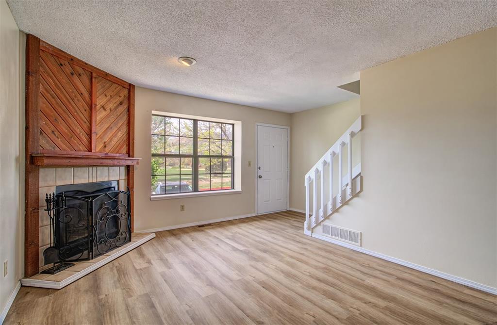 Image 10 of 31: Living Room