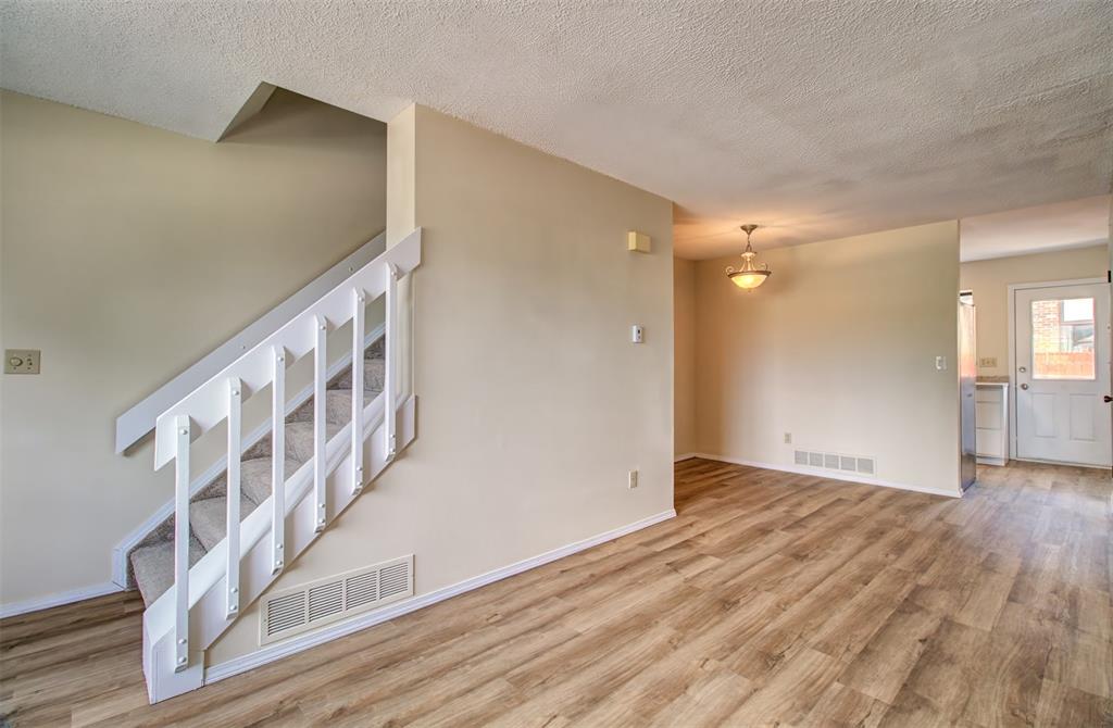 Image 12 of 31: Living Room