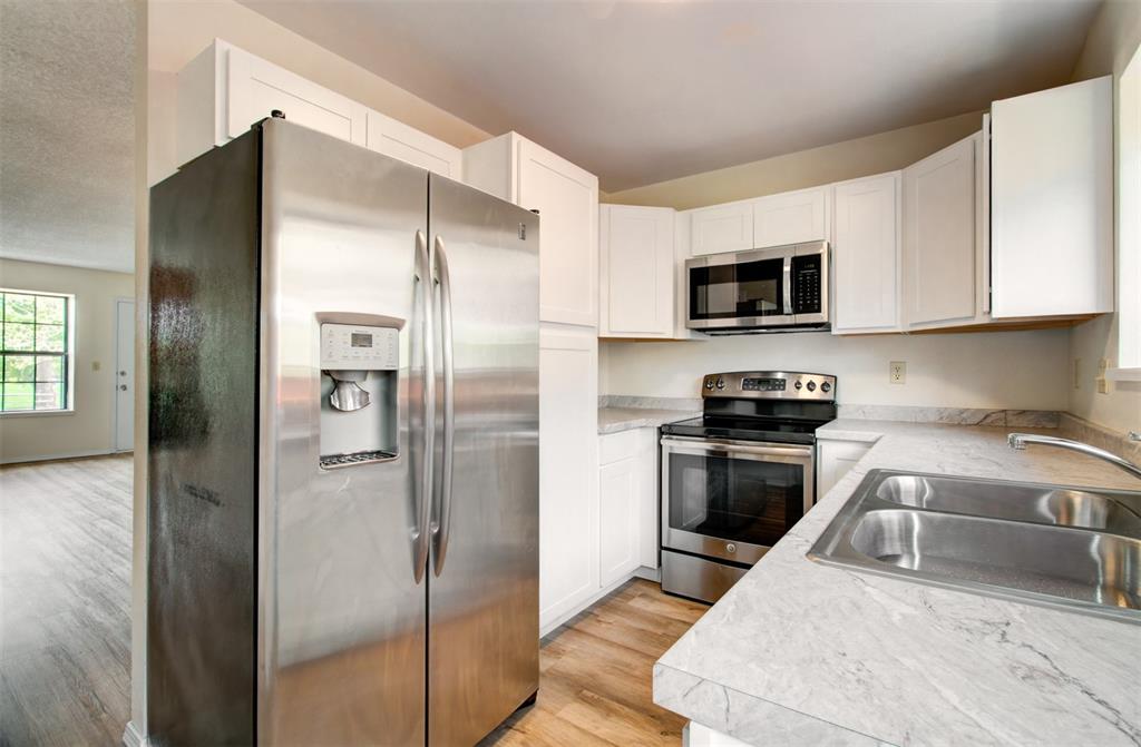 Image 14 of 31: Kitchen