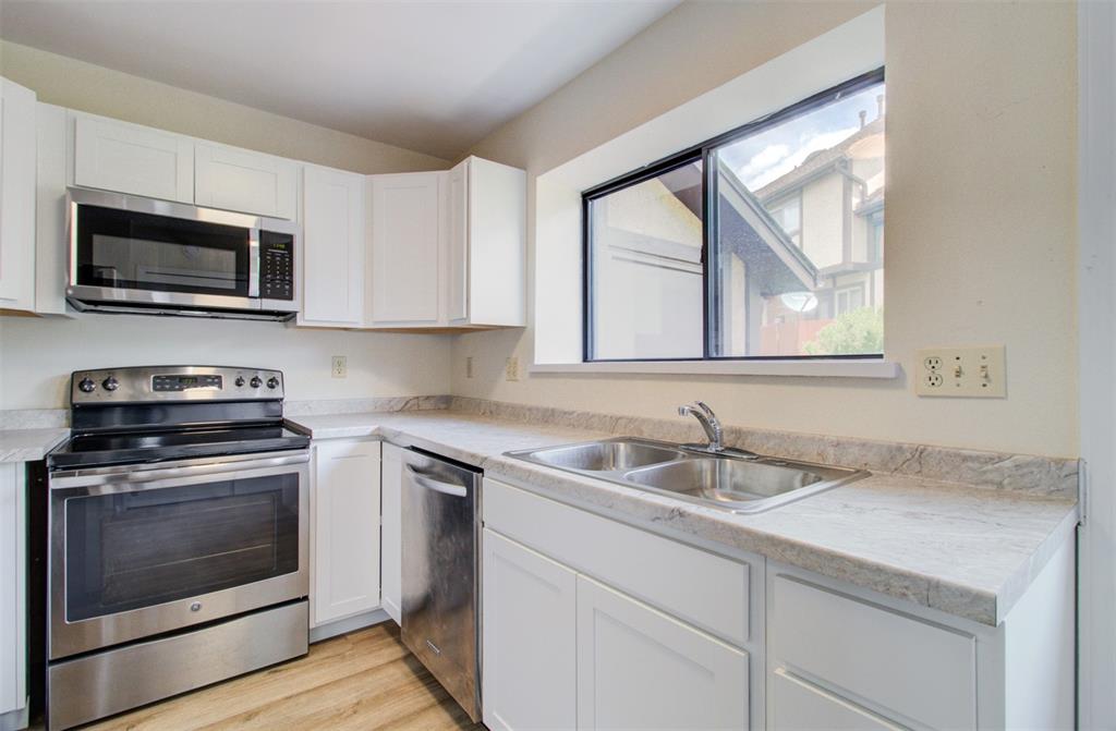 Image 15 of 31: Kitchen