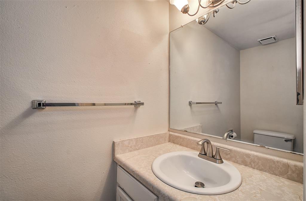 Image 17 of 31: Bathroom