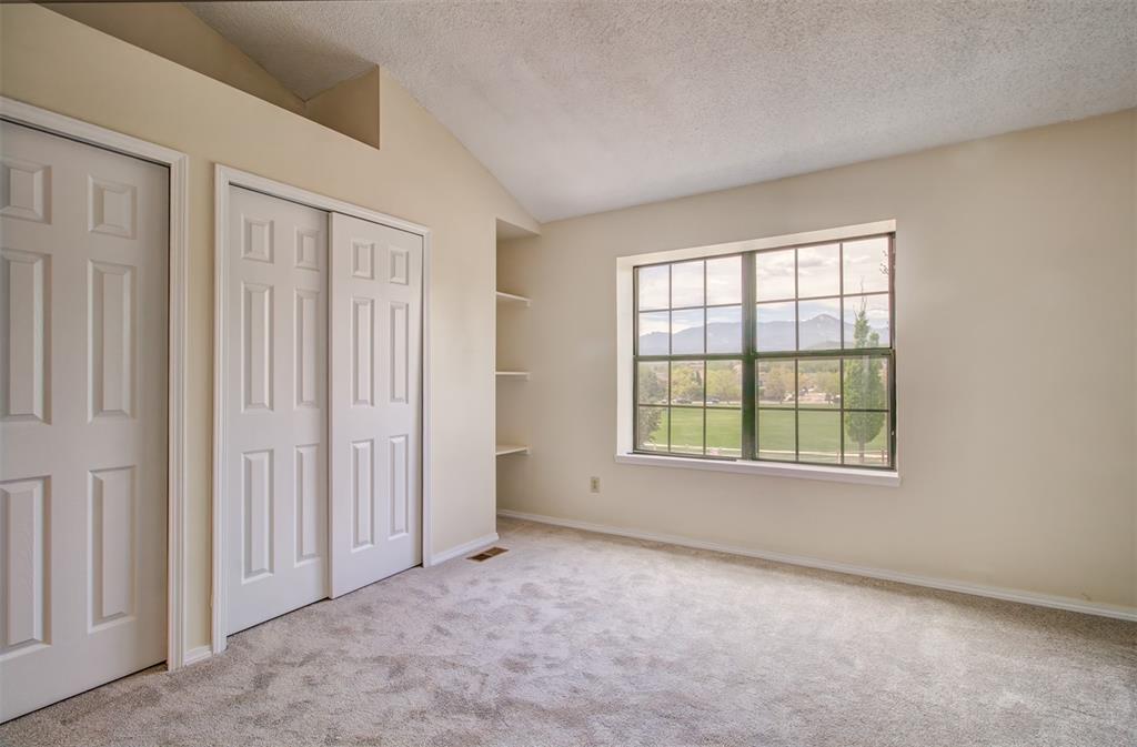 Image 19 of 31: Bedroom