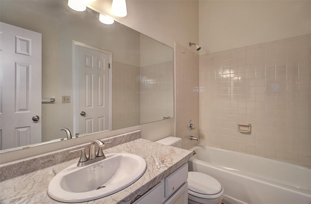 Image 21 of 31: Bathroom