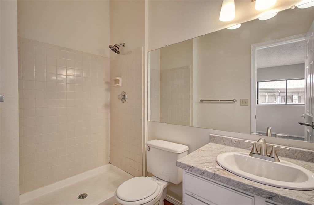 Image 24 of 31: Bathroom