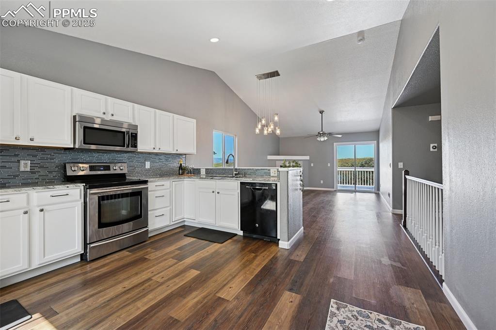 Image 12 of 40: Kitchen