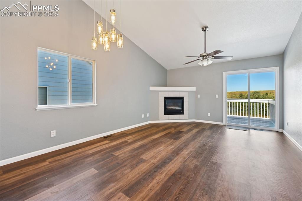 Image 16 of 40: Living Room