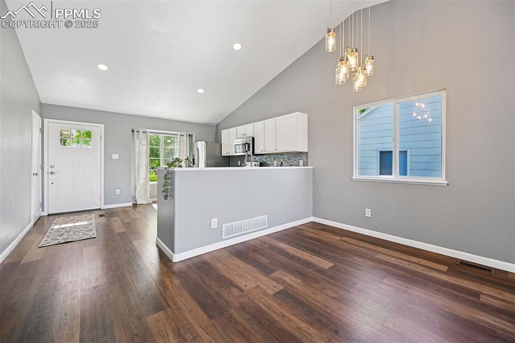 Image 19 of 40: Dining Area
