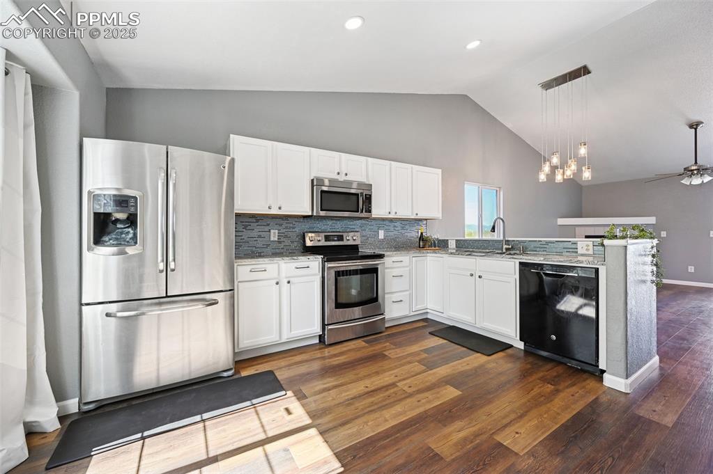 Image 9 of 40: Kitchen