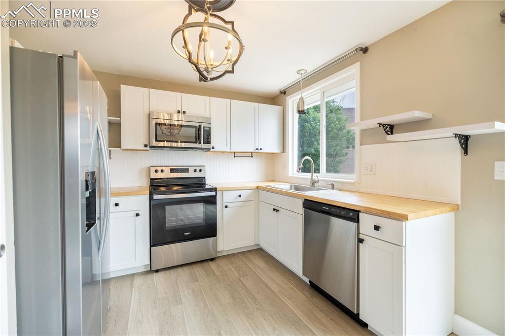 Image 8 of 28: Kitchen 