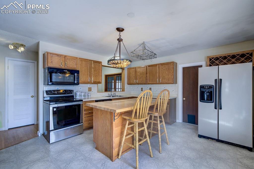 Image 12 of 49: Kitchen