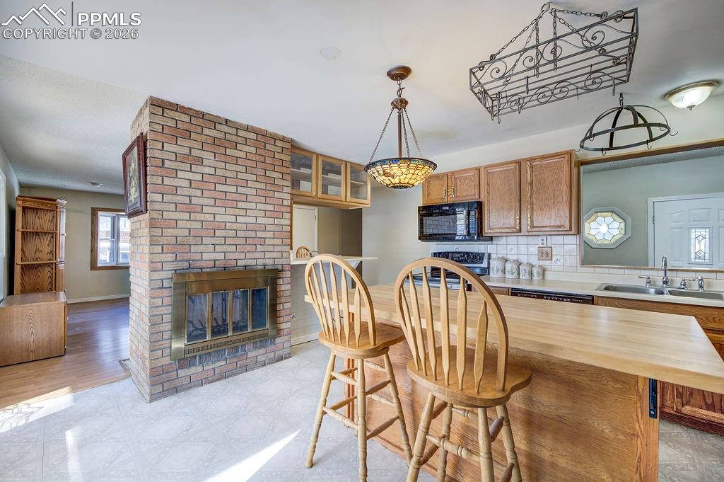 Image 13 of 49: Kitchen