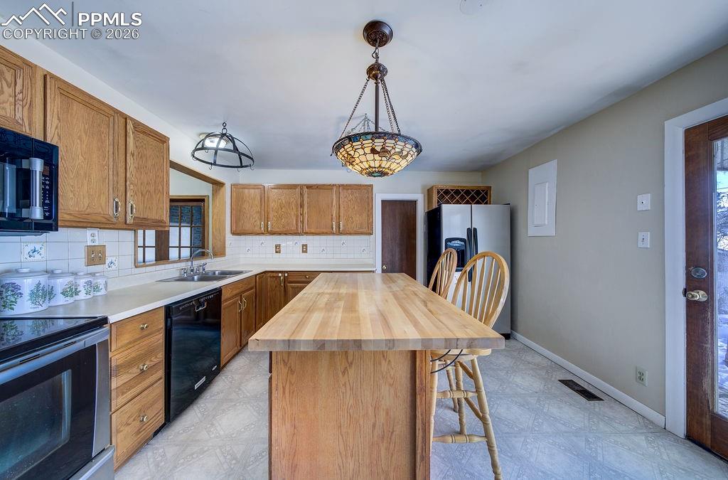 Image 14 of 49: Kitchen