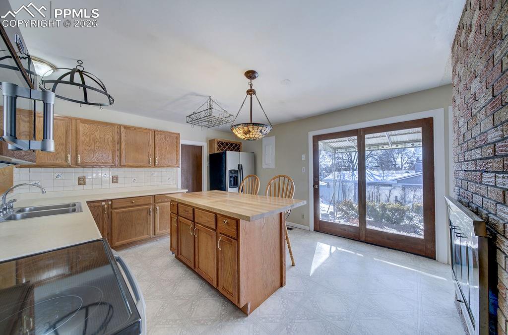 Image 15 of 49: Kitchen