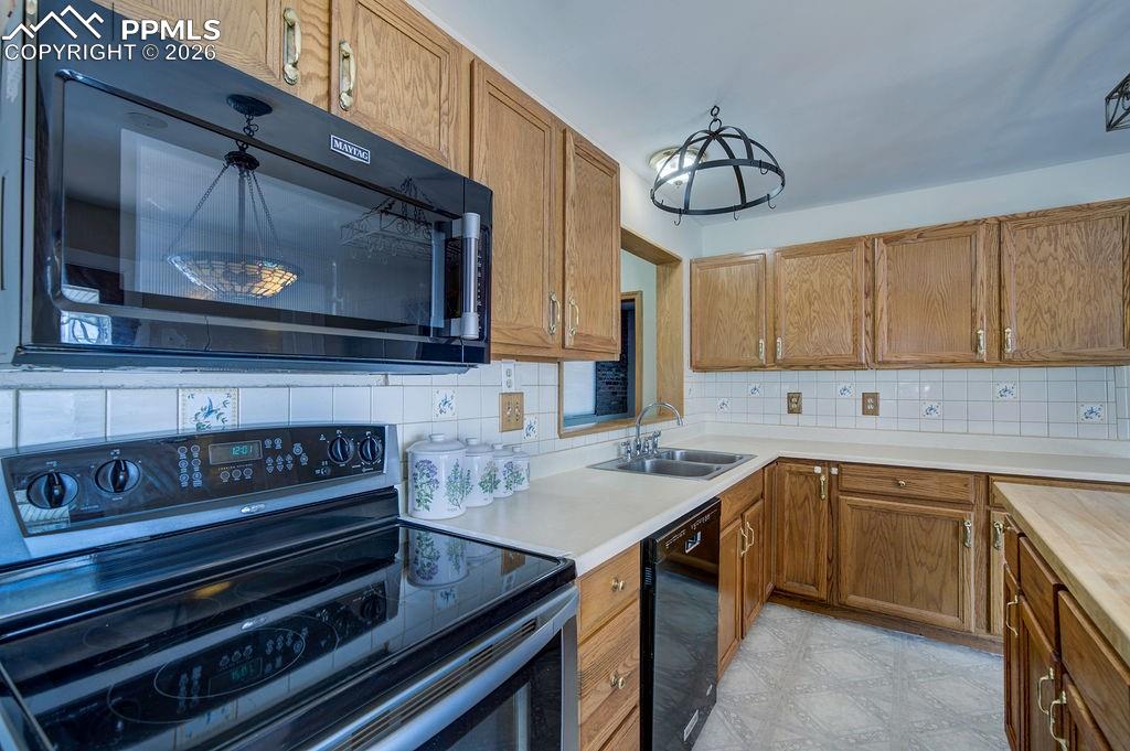 Image 16 of 49: Kitchen