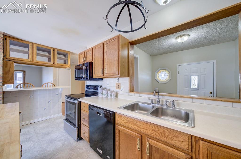 Image 19 of 49: Kitchen