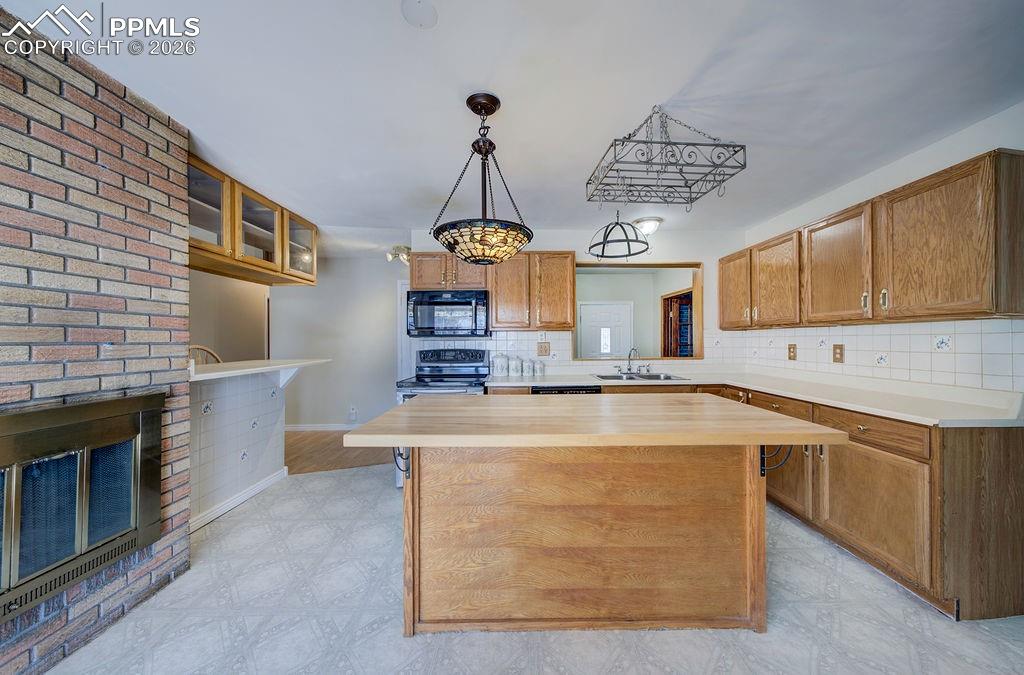 Image 20 of 49: Kitchen