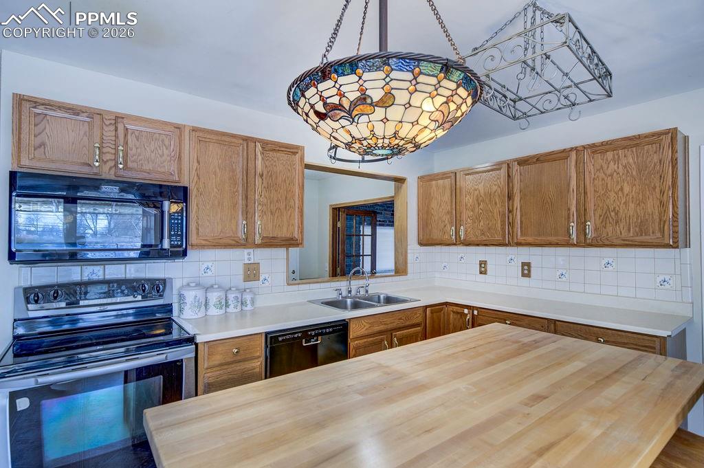 Image 21 of 49: Kitchen