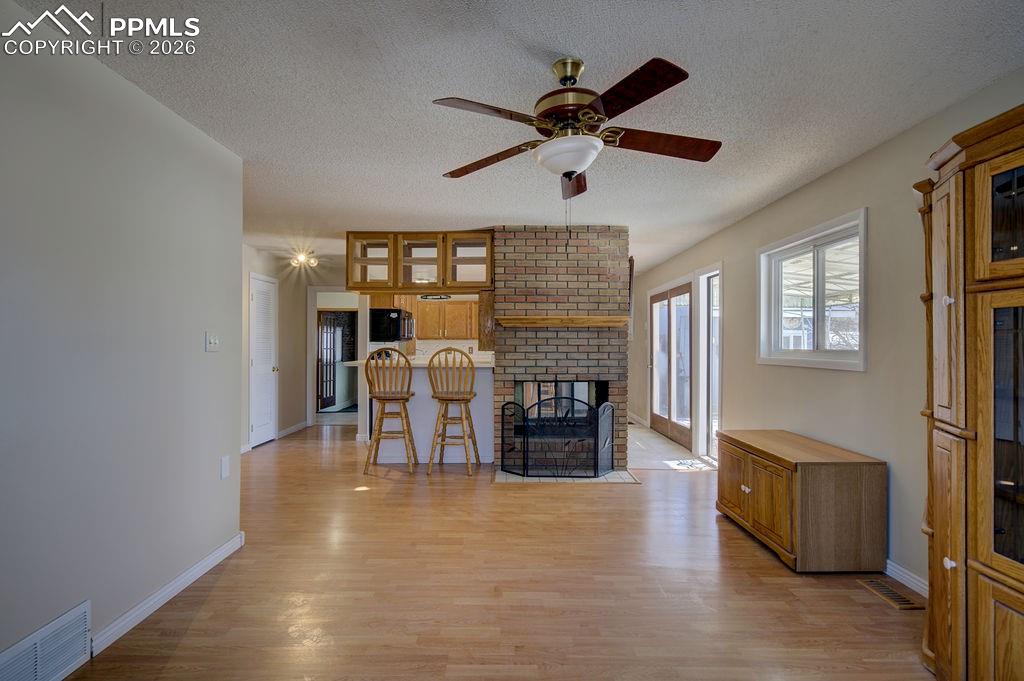 Image 22 of 49: Living Room