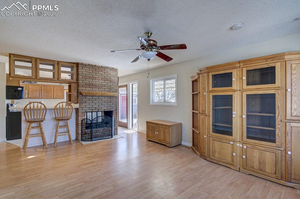 Image 23 of 49: Living Room