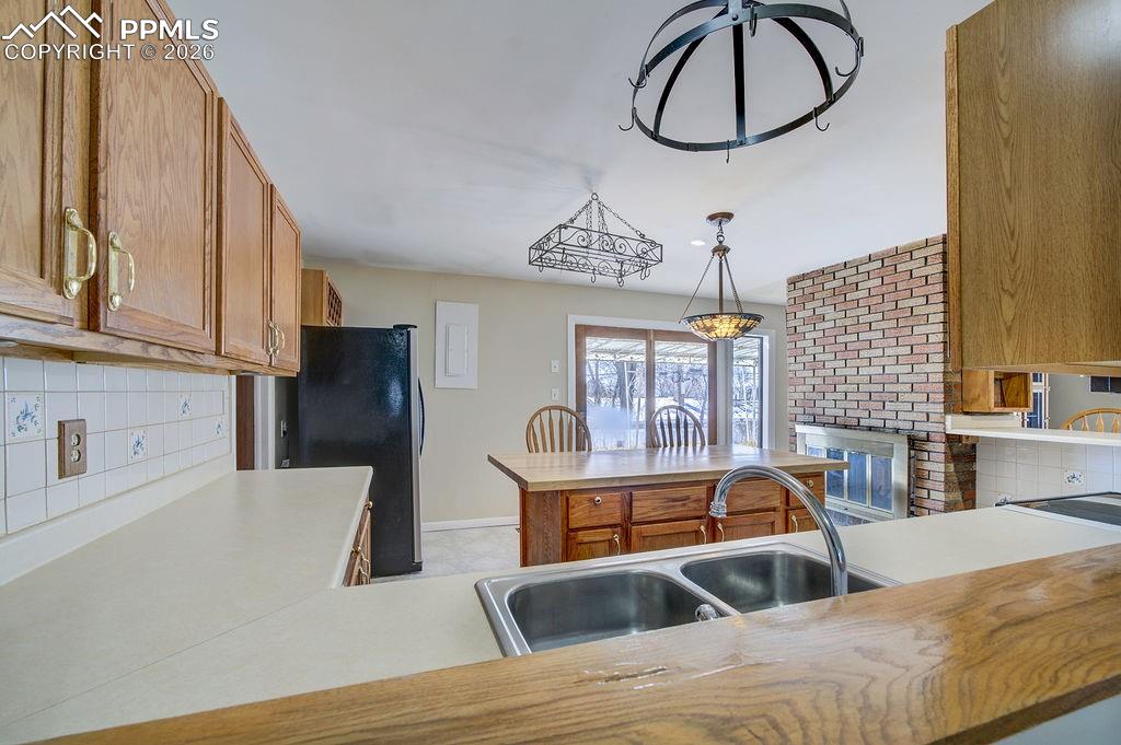 Image 27 of 49: Kitchen