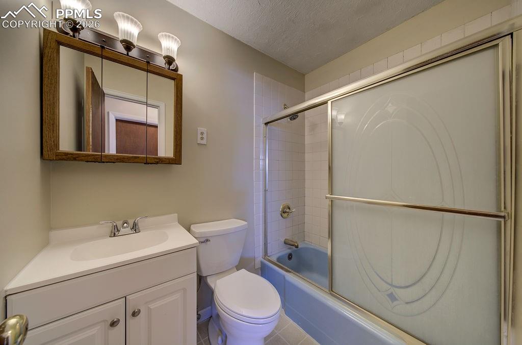 Image 29 of 49: Bathroom