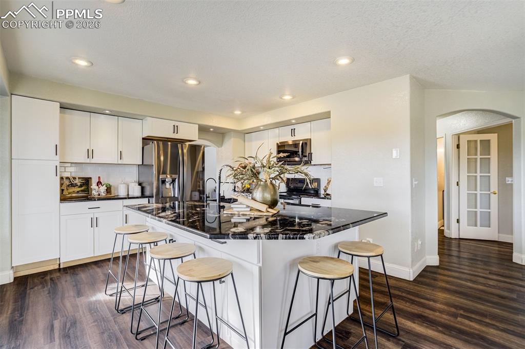 Image 10 of 50: Kitchen