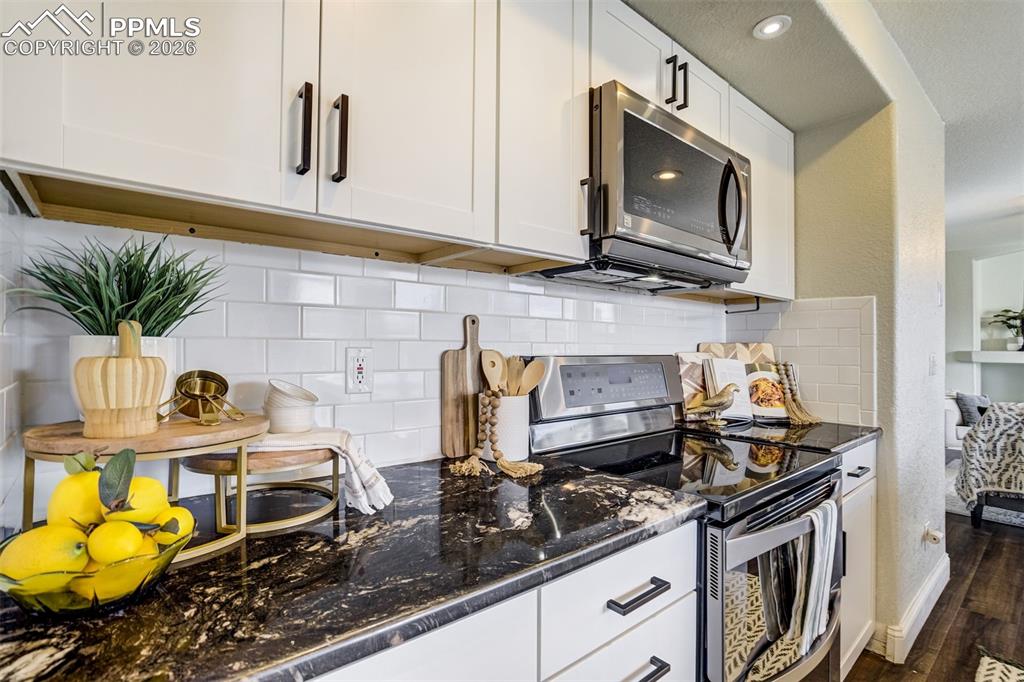 Image 13 of 50: Kitchen