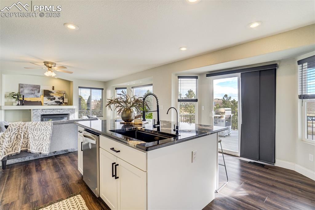 Image 14 of 50: Kitchen