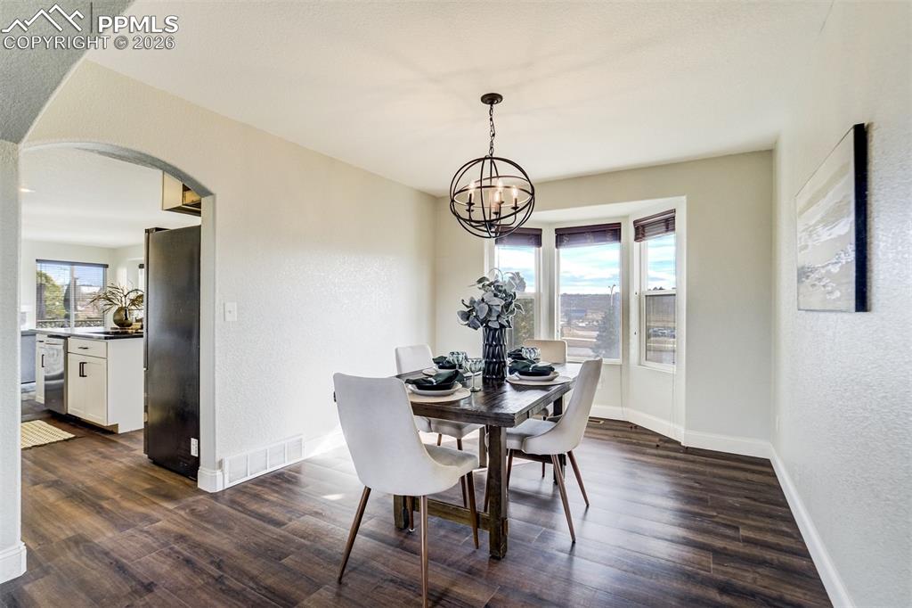 Image 16 of 50: Dining Area