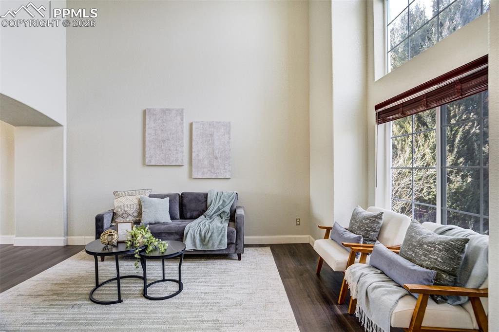 Image 19 of 50: Living Room