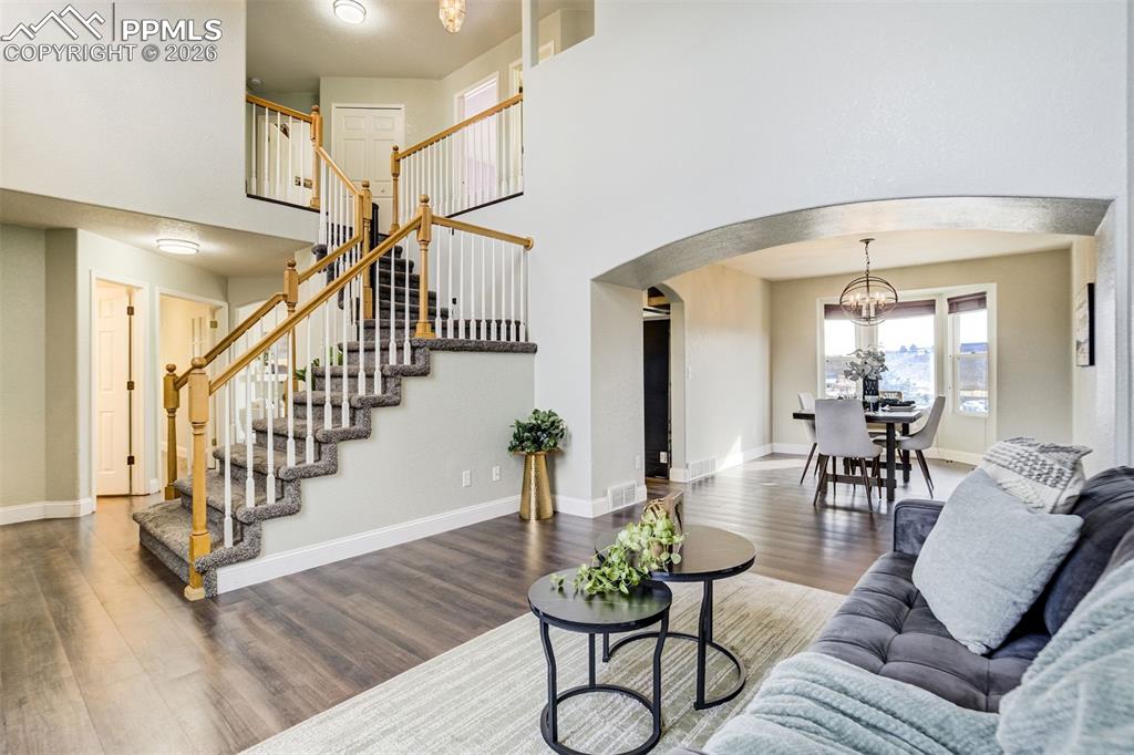 Image 20 of 50: Living Room