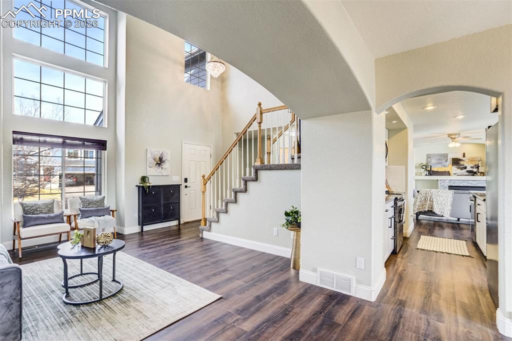 Image 21 of 50: Living Room